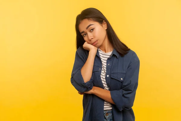 Saai Portret Van Lui Teleurgesteld Meisje Denim Shirt Kijken Onverschillig — Stockfoto