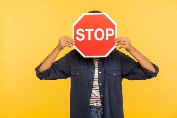 Lystring Förbjudet Sätt Okänd Person Jeansskjorta Gömmer Sig Bakom Stop — Stockfoto