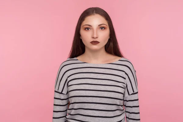 Portret Van Een Serieuze Kalme Jonge Vrouw Gestreepte Sweater Kijkend — Stockfoto