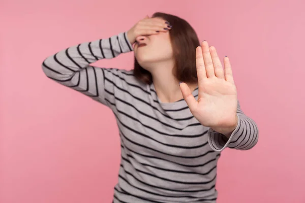 Quiero Ver Esto Retrato Mujer Con Sudadera Rayas Cubriendo Los — Foto de Stock