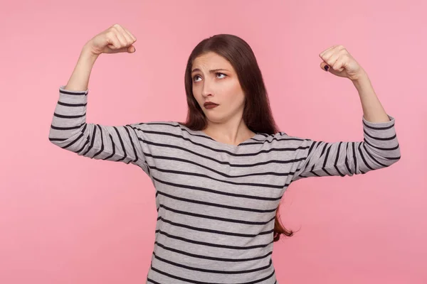 Ich Bin Stark Porträt Einer Selbstbewussten Unabhängigen Frau Gestreiftem Sweatshirt — Stockfoto