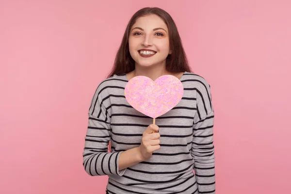 Feliz Dia Dos Namorados Mulher Bonita Alegre Segurando Coração Papel — Fotografia de Stock