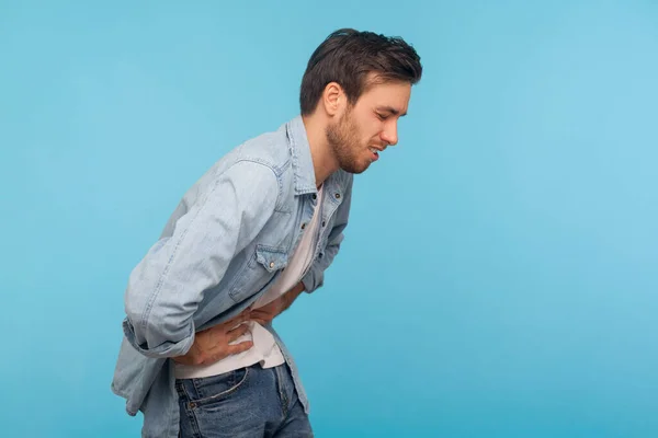 Dolore Addominale Ritratto Uomo Malato Camicia Jeans Sensazione Disagio Nella — Foto Stock