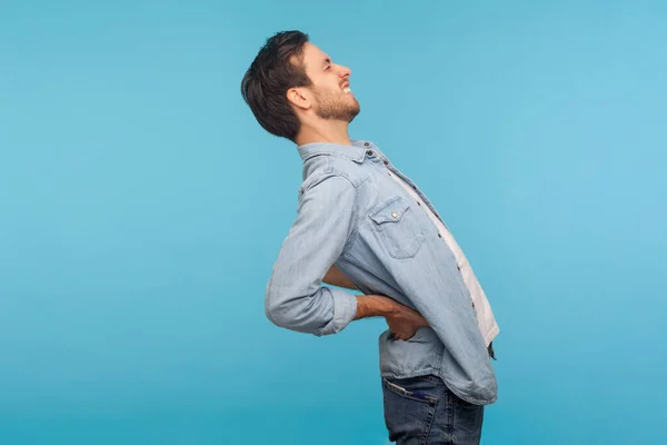 Seitenansicht Müder Arbeiter Jeanshemd Der Unter Rückenschmerzen Lendenwirbelsäulenbeschwerden Schmerzhaften Muskelkrämpfen — Stockfoto