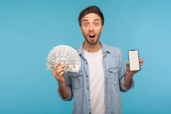 Elinde Dolar Banknotları Cep Telefonu Kameraya Saf Şaşkınlık Ifadesiyle Bakan — Stok fotoğraf