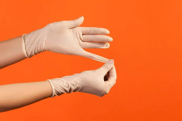 Perfil Vista Lateral Close Mão Humana Luvas Cirúrgicas Brancas Mostrando — Fotografia de Stock