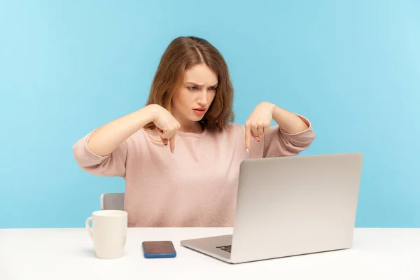 Aquí Ahora Estricta Jefa Enojada Señalando Con Los Dedos Hacia — Foto de Stock