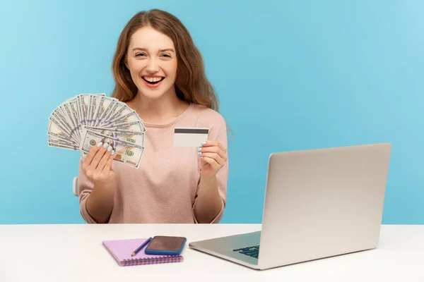Joyful Woman Workplace Holding Dollar Bills Credit Card Looking Camera — Stockfoto