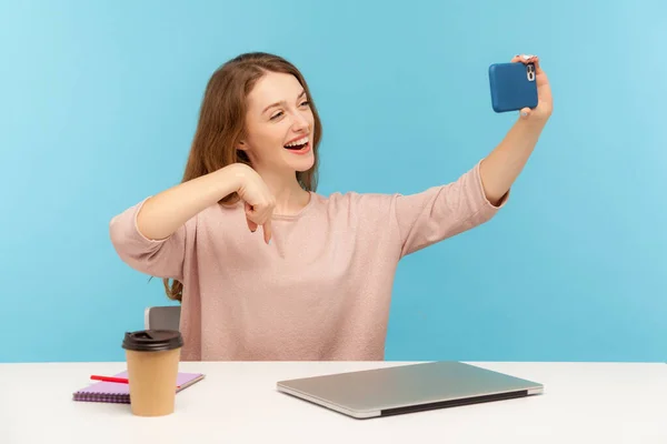 Mulher Alegre Funcionário Escritório Blogueiro Sentado Local Trabalho Tomando Selfie — Fotografia de Stock