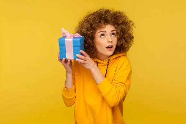 Portrait Une Curieuse Femme Aux Cheveux Bouclés Dans Sweat Capuche — Photo