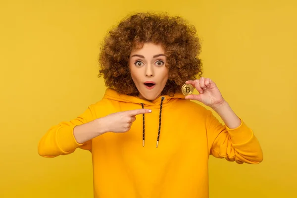 Cryptocurrency Digital Money Surprised Excited Curly Haired Woman Urban Style — 스톡 사진