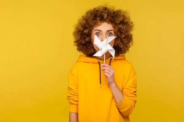 Origami Pinwheel Brinquedo Vara Retrato Mulher Cabelos Encaracolados Estilo Urbano — Fotografia de Stock