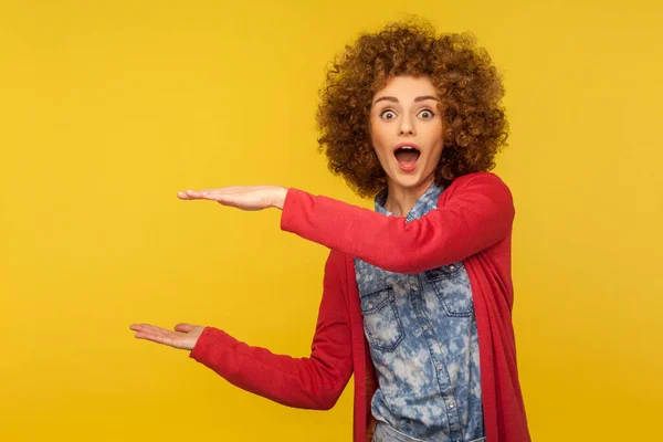 Wow Product Advertisement Amazed Charming Curly Haired Woman Presenting Copy — 스톡 사진