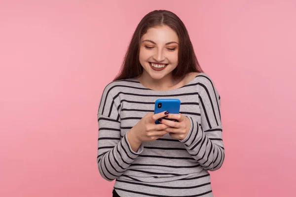 Portrait Happy Smiling Young Woman Typing Cell Phone Reading Funny — ストック写真