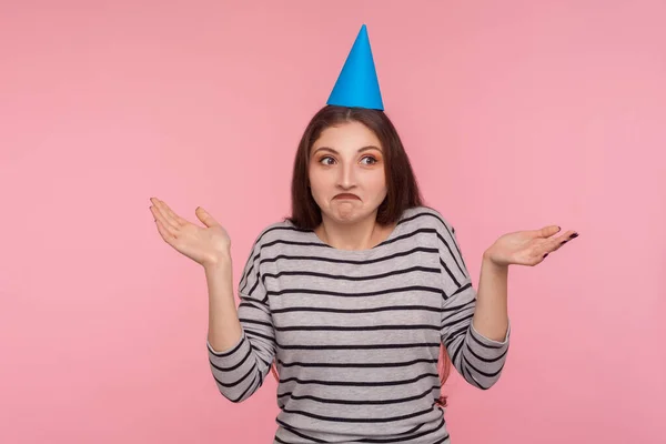 Siento Retrato Mujer Confusa Despistada Con Sombrero Cono Partido Encogiéndose —  Fotos de Stock