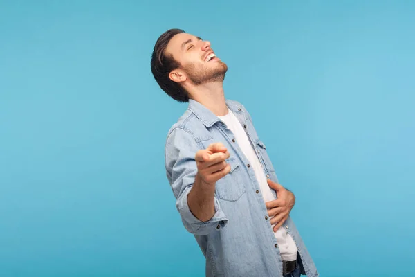 Mírate Retrato Hombre Camisa Vaquera Trabajador Riendo Voz Alta Señalando —  Fotos de Stock