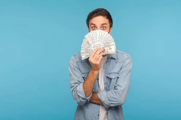 Retrato Homem Engraçado Espantado Trabalhador Camisa Jeans Espreitando Fora Notas — Fotografia de Stock