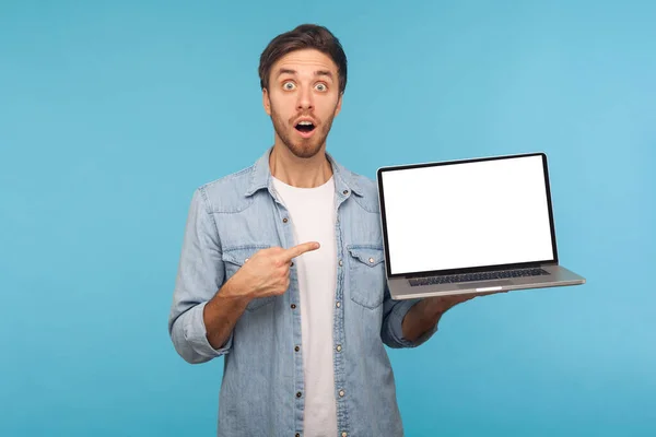 Portrait Amazed Shocked Man Worker Denim Shirt Pointing Laptop Screen — Stockfoto