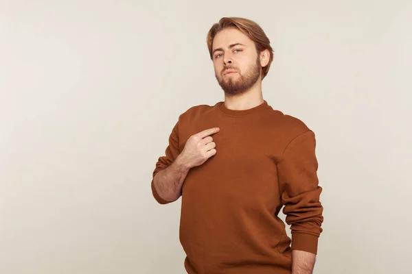 Portrait Egoistic Arrogant Selfish Man Beard Sweatshirt Pointing Himself Boasting — ストック写真