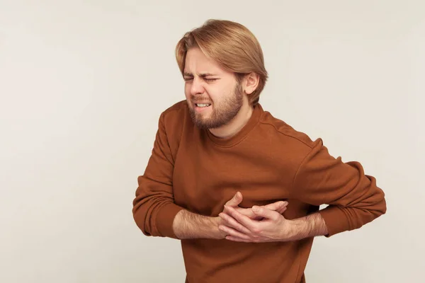 Herzprobleme Porträt Eines Bärtigen Mannes Sweatshirt Der Plötzliche Schmerzhafte Krämpfe — Stockfoto