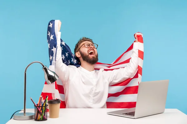 Encantado Hombre Negocios Entusiasta Levantando Bandera Estadounidense Gritando Alegría Lugar —  Fotos de Stock