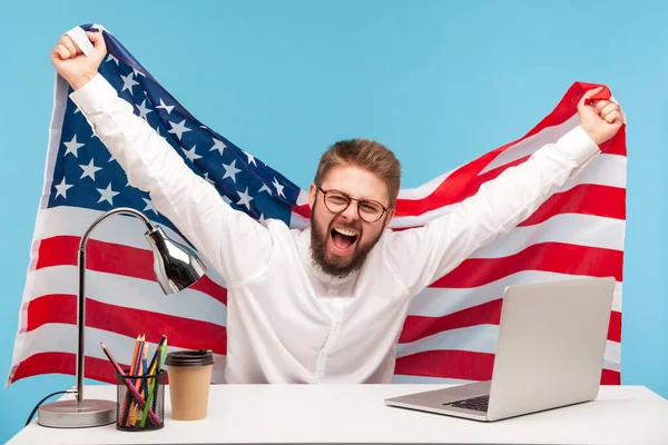 Äußerst Glücklicher Geschäftsmann Der Amerikanische Flagge Hisst Verrückte Freude Büroarbeitsplatz — Stockfoto