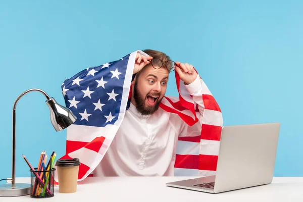 Julio Sorprendido Extremadamente Feliz Hombre Negocios Sentado Envuelto Bandera Estadounidense —  Fotos de Stock