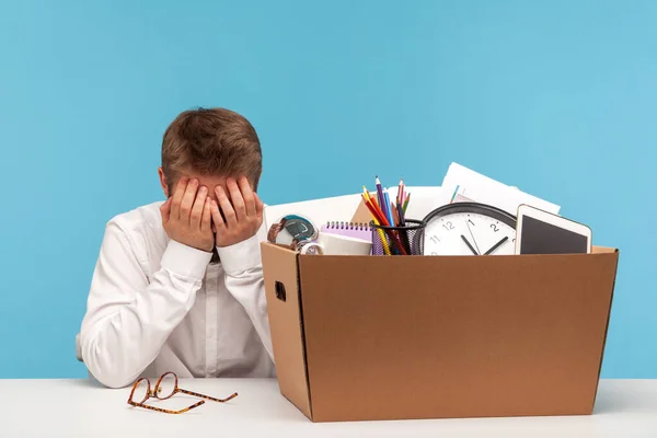 Depresso Licenziato Dipendente Maschio Piangendo Faccia Nascosta Lasciando Ufficio Posto — Foto Stock