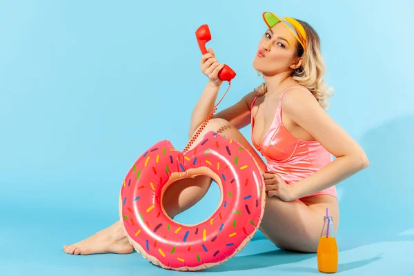 Full Length Beautiful Woman Bathing Suit Sitting Rubber Ring Sending — Stock Photo, Image