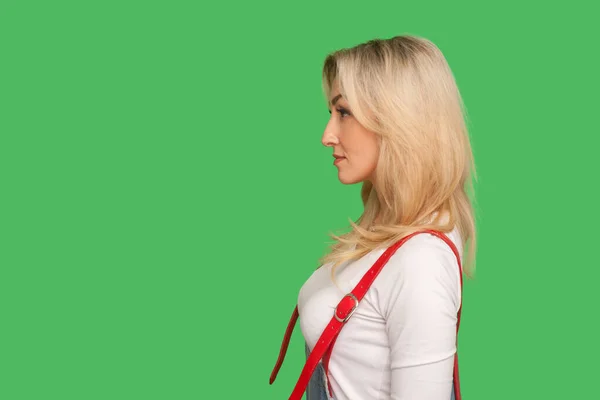 Seitenansicht Einer Ernsten Konzentrierten Erwachsenen Frau Mit Blonden Haaren Stylischen — Stockfoto