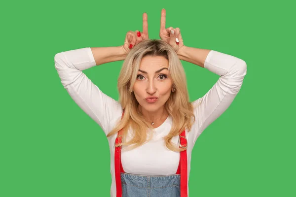 Dangerous Portrait Adult Blond Woman Stylish Denim Overalls Standing Bull — Stock Photo, Image