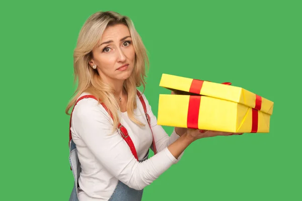 Porträt Einer Verärgerten Erwachsenen Frau Jeans Overalls Die Ein Ausgepacktes — Stockfoto