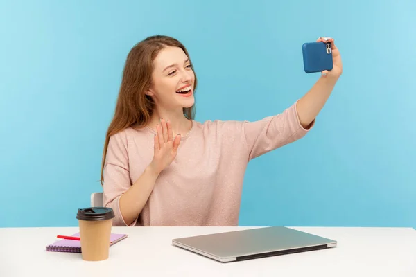 Optimistisk Vennlig Kvinne Kontoransatt Eller Blogger Sitter Arbeidsplassen Tar Selfie – stockfoto