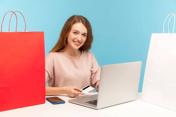 Glückliche Junge Schöne Käuferin Umgeben Von Lächelnden Paketen Sitzt Tisch — Stockfoto