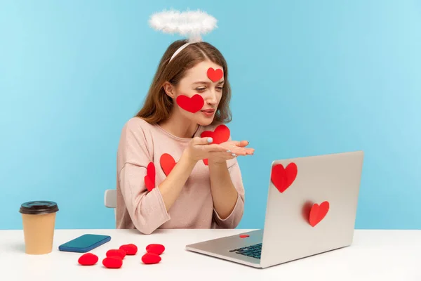 Mooie Engelachtige Vrouw Met Vriendelijke Uitdrukking Zitten Bedekt Met Sticker — Stockfoto