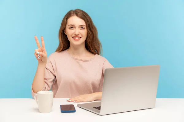 Fröhliche Junge Mitarbeiterin Zeigt Siegesgeste Feiert Erfolgreiches Projekt Macht Zeichen — Stockfoto