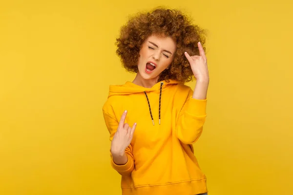 Dat Geweldig Portret Van Dolblij Gekrulde Vrouw Urban Style Hoodie — Stockfoto