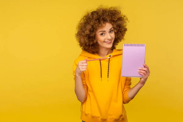 Retrato Mujer Rizada Alegre Sudadera Con Capucha Estilo Urbano Que — Foto de Stock