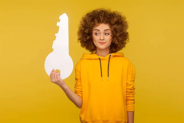 Retrato Mujer Joven Rizada Divertida Sudadera Con Capucha Estilo Urbano — Foto de Stock