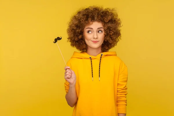 Retrato Mujer Rizada Divertida Feliz Sudadera Con Capucha Estilo Urbano — Foto de Stock