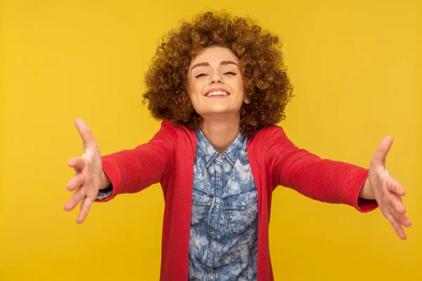 Quem Quer Abraços Grátis Retrato Mulher Cabelos Encaracolados Amigável Acolhedor — Fotografia de Stock