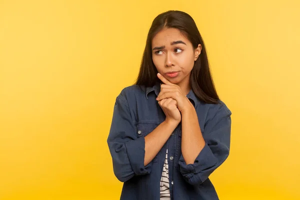 Ritratto Ragazza Confusa Pensierosa Camicia Jeans Sfregamento Mento Mentre Riflette — Foto Stock