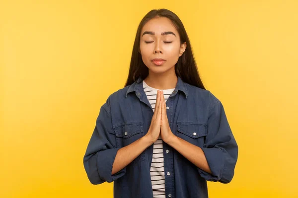 Mente Pacífica Retrato Niña Camisa Mezclilla Meditando Con Gesto Namaste — Foto de Stock