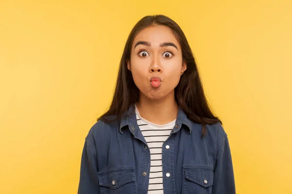 Retrato Menina Surpresa Engraçada Camisa Jeans Fazendo Cara Peixe Com — Fotografia de Stock