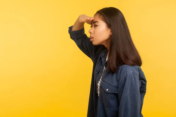 Sidovy Nyfiken Flicka Jeansskjorta Tittar Noga Långt Bort Med Handen — Stockfoto