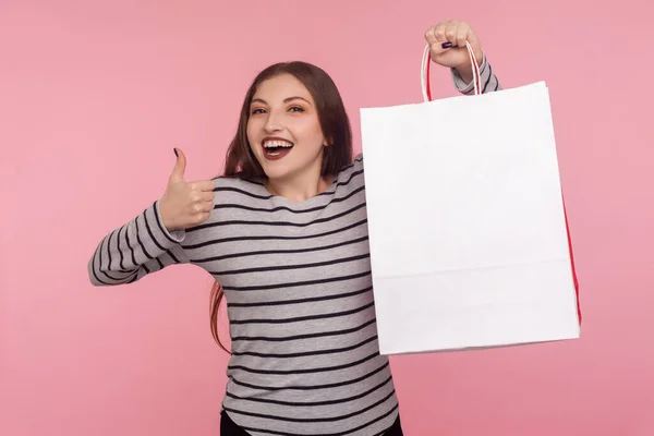 Portret Van Tevreden Shopper Opgewonden Vrouw Gestreepte Sweatshirt Wijzen Boodschappentas — Stockfoto