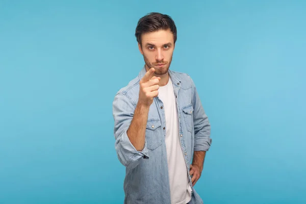 Tem Cuidado Retrato Homem Trabalhador Denim Camisa Aviso Erro Olhando — Fotografia de Stock