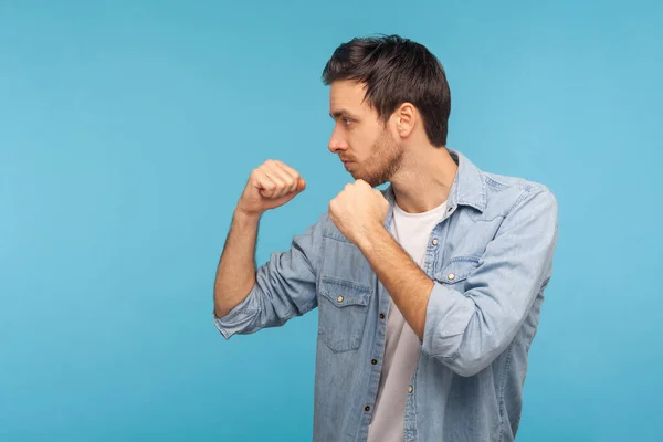 Seitenansicht Eines Mannes Arbeiter Jeanshemd Der Mit Boxgeste Steht Die — Stockfoto