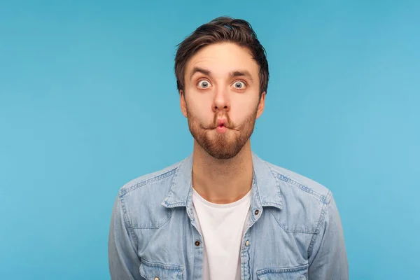 Retrato Hombre Gracioso Humorístico Camisa Vaquera Trabajador Haciendo Mueca Asombrada — Foto de Stock