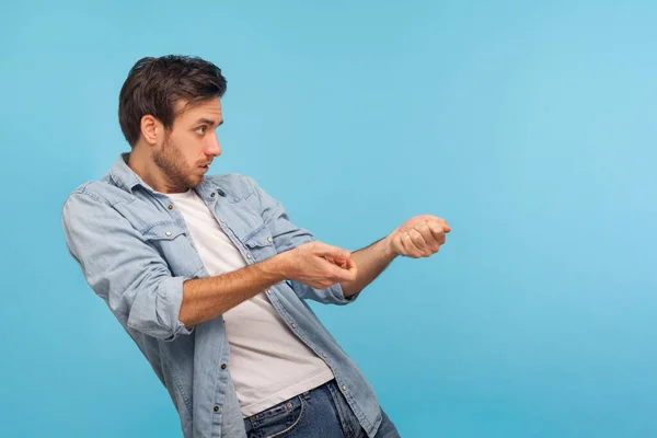 Retrato Del Trabajador Hombre Persistente Camisa Vaquera Trabajador Tirando Cuerda — Foto de Stock